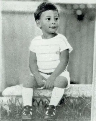  ??  ?? Aveva due anni Stefano Gaj Tachè, ucciso nell’attentato del 1982. Fu il più grave atto antisemita del dopoguerra
