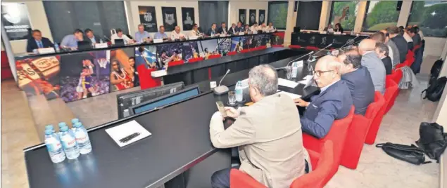  ??  ?? REUNIDOS EN BARCELONA. Los 18 clubes de la Liga Endesa celebraron la Asamblea en la sede de la ACB. También estuvieron los candidatos Javier Imbroda y Miguel Juane.