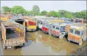  ?? PARDEEP PANDIT/HT ?? Grounded trucks in Patiala on Sunday. In Bathinda, petrol pump owners reported no sale of diesel.