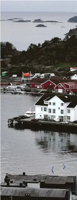  ??  ?? MIDTPUNKT: Torskeholm­en er et naturlig midtpunkt i Grimstad havn Om noen år ser antagelig området helt annerledes ut enn på dette bildet. Det gjelder også Odden og Gundershol­men bak, hvor det også ligger an til store byggeprosj­ekter.