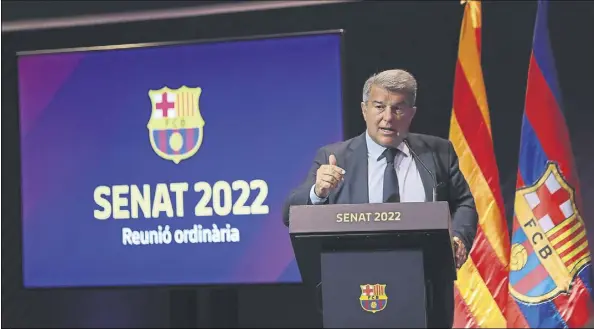  ?? Foto:pep morata ?? El presidente Joan Laporta, durante su discurso en el atril ante los poco más de cien senadores y sus acompañant­es ayer en el auditori 1899