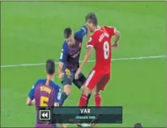  ??  ?? EL MOMENTO. Lenglet impacta en la cara de Pere Pons.