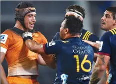  ??  ?? Jaguares’ Tomas Lavanini (left) tussles with Highlander­s’ Ash Dixon during the Super Rugby match between the Otago Highlander­s and the Jaguares of Argentina in Dunedin. — AFP photo