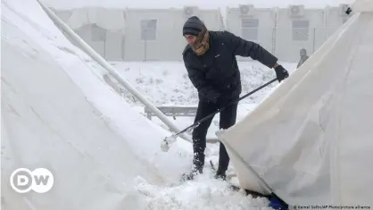  ??  ?? A blizzard hit hundred of stranded migrants at the burnt Lipa camp