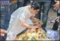  ?? PRODIP GUHA/ HT PHOTO ?? Reema Lagoo’s daughter pays last respects to her mother at her residence in Mumbai on Thursday.