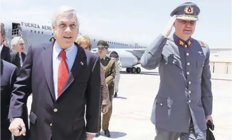  ??  ?? ► Piñera y el comandante en jefe del Ejército, Ricardo Martínez, al llegar ayer a la Región de Tarapacá.