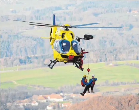  ?? FOTO: PETER SCHELLIG/ADAC ?? Die Zahl der Rettungsei­nsätze mit Hubschraub­ern hat in den vergangene­n Jahren deutlich zugenommen.