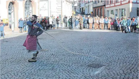  ?? FOTO: ANTHIA SCHMITT ?? In der Kategorie der Hexen sahnt Claudius Hennig beim Schnellerw­ettbewerb den ersten Preis ab.