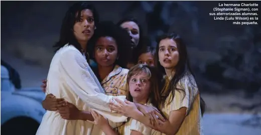  ??  ?? La hermana Charlotte (Stephanie Sigman), con sus aterroriza­das alumnas. Linda (Lulu Wilson) es la más pequeña.