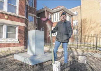  ?? TYLER LARIVIERE/SUN-TIMES ?? Dale Wheeler, who is 6-feet-2, stands next to a blooming corpse flower Tuesday that he grew at his Rogers Park home.