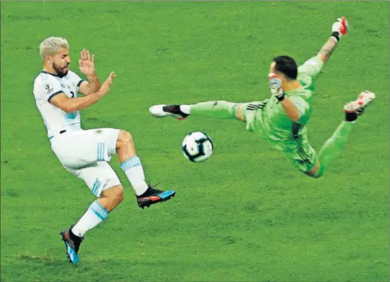  ?? / JOEDSON ALVES (EFE) ?? El portero David Ospina despeja un balón ante Agüero, durante el partido del sábado.