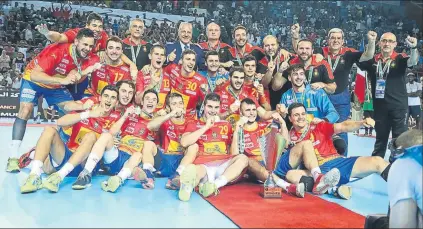  ??  ?? Los jóvenes jugadores de la selección española posan para la foto tras conquistar el oro del Mundial ante Dinamarca