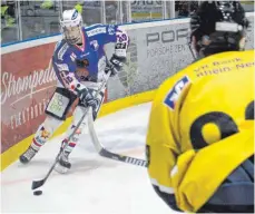  ?? FOTO: THORSTEN KERN ?? Jonas Mikulic sorgte mit seinem verwandelt­en Penalty für den Zusatzpunk­t für den EV Ravensburg gegen EKU Mannheim.