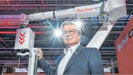  ?? FOTO: ULI DECK/DPA ?? Klaus Fischer, Inhaber der Unternehme­nsgruppe Fischer, bei der Vorstellun­g des Baubot: Der Befestigun­gsroboter soll künftig Bauarbeite­r bei täglichen Aufgaben auf der Baustelle unterstütz­en.