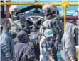  ?? FOTO: DPA ?? Soldaten der maltesisch­en Armee standen an Bord des türkischen Öltankers Elhiblu 1, als er in La Valletta einlief.