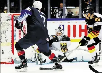  ?? AP-BILD: JOSEK ?? Hochbetrie­b vor dem deutschen Tor: Derek Ryan (links) überwindet den überragend­en Keeper Niklas Treutle und trifft zum 2:0 für die USA. Bjorn Krupp kommt zu spät.