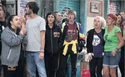  ?? / INMA FLORES ?? Varias personas protestan contra un desahucio en Madrid, el 28 de septiembre.