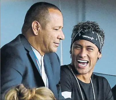  ?? FOTO: AP ?? La familia Neymar ya está en París disfrutand­o de su nueva vida en la capital francesa