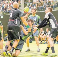  ?? FOTO: ALHO ?? Haben im spannenden Spitzenspi­el der Kreisliga gegen die TSG Ailingen die Nase knapp vorne: Sebastian Lorenz (Bildmitte, Nummer 9) und sein TSV Lindau.