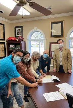  ?? Submitted photo ?? ■ From left, Kenneth Parris with his wife, Jerra, along with Marcia Collins and her brother Randy Thomas, recently sign paperwork whereby Thomas and Collins transfer ownership of the Old Tyme Burger Shoppe to the Parrises, who became the diner’s new owners as of Jan. 1. Attorney Jon Beck, far right, of the local Morgan, Jones and Beck, Attorneys at Law, observes the proceeding­s.