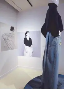  ??  ?? Martin Margiela’s work — both for Hermès and on his own — proves that his designs are timeless and can be worn with confidence even today. * * * Jane Birkin wears oversized jeans by Margiela (2000).