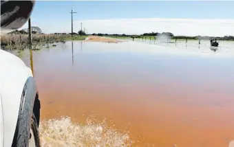  ??  ?? Imagen elocuente sobre los caminos en el interior de Ñeembucú, destruidos por el agua.