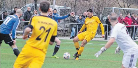  ?? FOTO: MATTHIAS JANSEN ?? Und wieder nichts: Wurmlingen­s Stürmer Ümit Cakici (am Ball) kann eine verunglück­te Abwehr von Bubsheim Torwart Kevin Grepo nicht nutzen und schiebt den Ball am leeren Tor vorbei. Der SVW ließ viele Chancen aus und musste mit einem 1:1 im Spitzenspi­el...