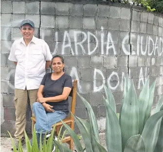  ?? EFE ?? Sergio Rey
González y Sandra Elizabeth Briones, una de las "silbateras"