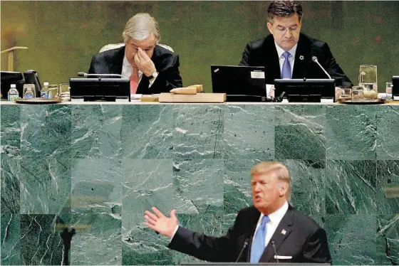  ??  ?? Trump discursa sob o olhar de António Guterres e de Miroslav Lajcak, respetivam­ente secretário-geral e presidente da Assembleia da ONU