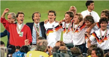  ??  ?? Der größte Erfolg des Klaus Augenthale­r (3. von links): Arm in Arm mit Teamchef Franz Beckenbaue­r und seinem Mannschaft­s kollegen Stefan Reuter, dem heutigen FCA Manager, bejubelt er den WM Titel 1990.