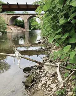 ?? Foto: C. Strotz ?? Bilder von Schmutzfra­cht in Flüssen, wie hier 2017 an der Sauer nahe der Patton-brücke, sollen nach dem Willen der Behörden wie der Abwassersy­ndikate bald der Vergangenh­eit angehören.