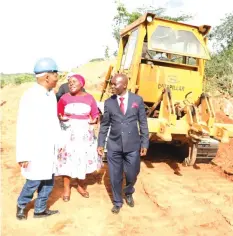  ?? - Pictures by Justin Mutenda ?? From right: Transport and Infrastruc­ture Developmen­t Minister Joel Matiza, Mashonalan­d East Minister of State Apolonia Munzwereng­i and Maramba Pfungwe MP Karumazond­o during a tour of Murewa-Madicheche road constructi­on.