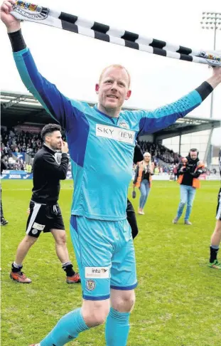  ??  ?? I’M GLOVING IT HERE Craig Samson celebrates St Mirren clinching the title on Saturday