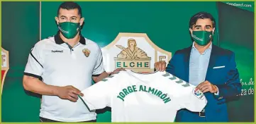  ?? TWITTER ELCHE ?? AMIGO FIEL. Almirón asumió como DT en el club que hace casi un año compró Bragarnik.