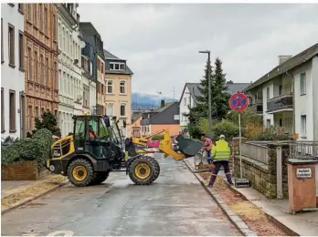  ?? FOTO CHRISTIANE WOLFF ?? Glasfasera­usbau in Trier-Mitte/Gartenfeld: Zwei Baukolonne­n arbeiten sich in den Straßen voran, jede Kolonne verlegt pro Tag auf etwa 80 bis 100 Metern Leerrohre für die Glasfaserl­eitung, die später eingeschob­en wird.