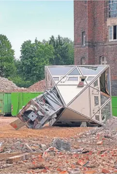  ?? FOTOS (2): HANS-DIETER BUDDE ?? Wo früher der Wachturm stand, liegt heute nur noch Schutt. Übrig geblieben ist die Kuppel des Turms.