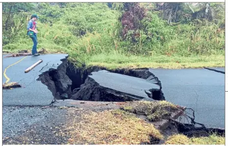  ?? Reuters ?? Massive damage: A geologist inspecting cracks on a road in Leilani Estates, following Kilauea’s eruption. —