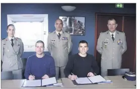  ?? (Photo C. A.) ?? Téo et Clément signent leur contrat d’engagement d’officier spécialist­e pilote en présence du colonel Benoît, de l’adjudant-chef Pascal et de l’adjudant Virginie.
