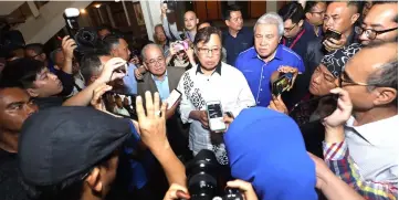  ?? — Photo by Chimon Upon ?? Abang Johari speaks briefly to members of the press as he was leaving the Old DUN Complex where a press conference was supposed to be held but was cancelled. Accompanyi­ng him are Awang Tengah (right) and Uggah (left).