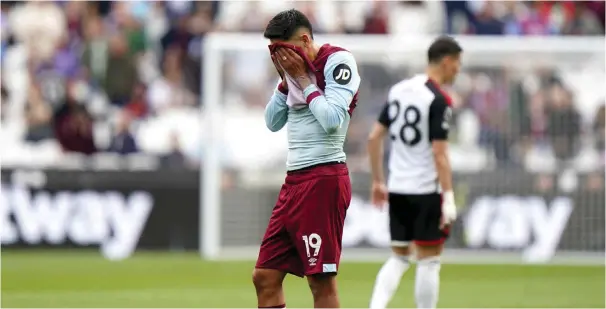  ?? ?? DERROTADOS. Edson Álvarez no pudo llevar al West Ham a darle la vuelta a un Fulham que sacó la casta en duelo de Premier.