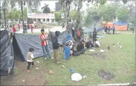  ??  ?? Más de 240 indígenas, adultos y niños volvieron a la Plaza de Armas.