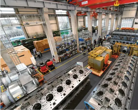  ?? Fotos: Silvio Wyszengrad ?? Teils mehr als 200 Tonnen wiegen die Dieselmoto­ren, die im Augsburger Werk der Firma MAN Energy Solutions produziert werden. Im neuen Schwerlast­zentrum werden sie jetzt auf einen Spezialzug gehoben.