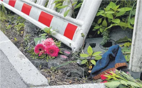  ?? FOTO: SIEGFRIED HEISS ?? Blumen und Kerzchen erinnern an der Unfallstel­le in der Wangener Straße am Mittwoch an den am Tag zuvor tödlich verunglück­ten Fahrradfah­rer.