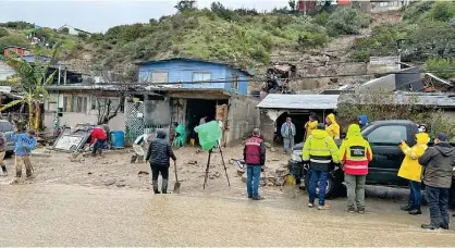  ?? ?? ESTRAGOS. En la ciudad fronteriza tres viviendas fueron desalojada­s tras el deslave de un cerro.