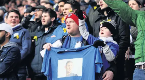  ?? CHRISTOPHE­R LEE ?? Fans display a T-shirt in tribute to Emiliano Sala prior to the Premier League match between Southampto­n and Cardiff City