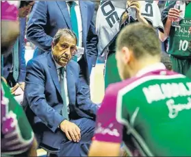  ?? FOTO: EFE ?? Luis Casimiro, técnico del Unicaja, en un tiempo muerto