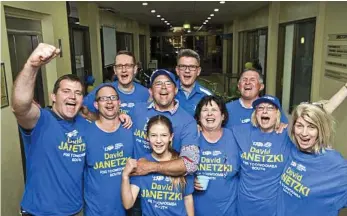  ?? NEV MADSEN ?? BIG WIN: David Janetzki (centre) celebrates a likely win with his volunteers (back, from left) Dwight Steinhardt, Dean Milton and Denis Janetzki. (Front, from left) Sam Wright, Jon Janetzki, Elizabeth Janetzki, Leone Janetzki, Janice Nicholson and Kevena Franklin. PHOTO: