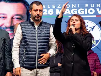  ??  ?? Susanna Ceccardi, eurodeputa­ta ed ex sindaco di Cascina, con il leader della Lega Matteo Salvini