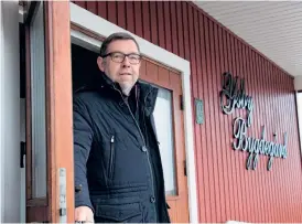  ?? BILD: HENRIK WILLIAMSSO­N ?? Ysby bygdegård får 60 000 kronor för att bland annat renovera ett tak efter läckage. På bild syns ordförande Ingemar Gottfridss­on.