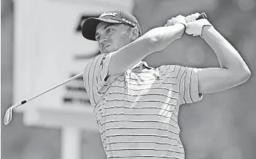  ?? [AP PHOTO] ?? Justin Thomas watches his tee shot on the fifth hole during the final round of the Bridgeston­e Invitation­al on Sunday at Firestone Country Club in Akron, Ohio.